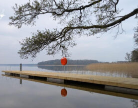 Myytävä betoniponttonilaituri puukannella Puolassa