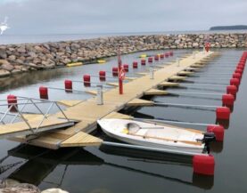 Salmistun sataman betoniponttonilaituri venepuomeilla