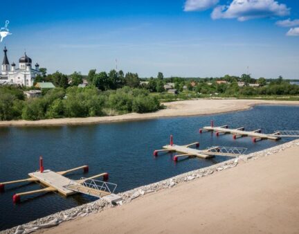 Vasknarvan raskasponttonilaituri venepuomilla