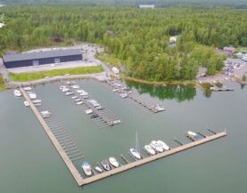Baggö Marinan jäänkestävä ponttooni venepuomilla