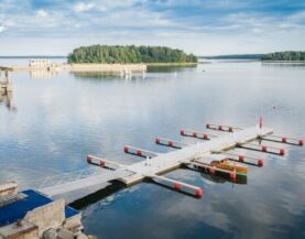 Hara ponttoonilaituri venepuomilla saaristossa