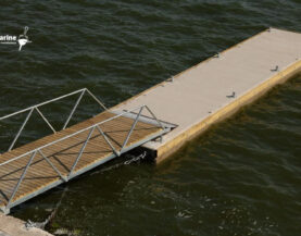 Kaunasin ponttoonilaituri käyntisillalla rantaviivassa