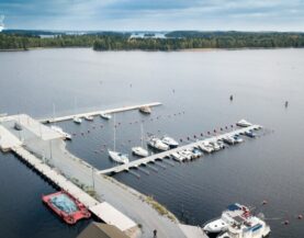 Mustalahden raskasponttonilaituri poijun ja puomin kanssa