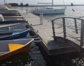 Orjakun ponttoonilaituri käyntisillalla ja kiinnityksellä