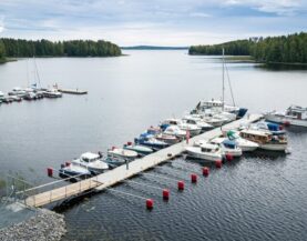 Pajulahdessa, Suomessa sijaitseva ponttoonilaituri vehreässä ja rauhallisessa järvimaisemassa.