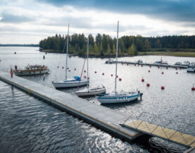 Ponttoonilaiturit sivukatteilla ja poijuilla Mustalahdessa Suomessa