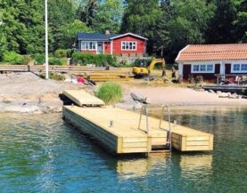 Ruotsi raskasponttonilaituri portaineen ja kiinnitys­pisteineen merenrannassa