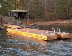 Ponttonilaituri portaineen Suomessa rannassa