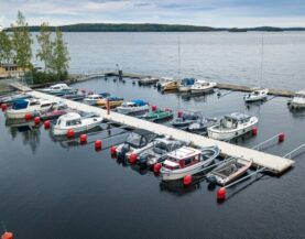 Vaherin satama jään kestävä ponttooni venepuomin kanssa