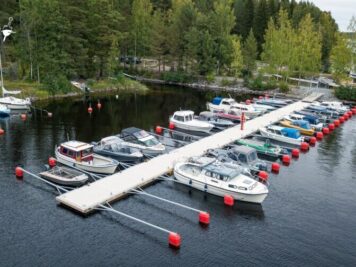 Vaherin venesatama veneaisat ja ponttonilaituri
