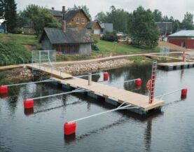 Värskan satama venelaituri venepuomilla pelastusvälineillä ja portilla