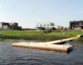 Raskasponttonilaituri myydään uimaportailla ja pollareilla