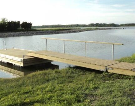 Venelaituri kaiteilla rannassa