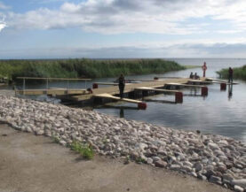 Venelaiturit venepuomeilla Värati satamassa