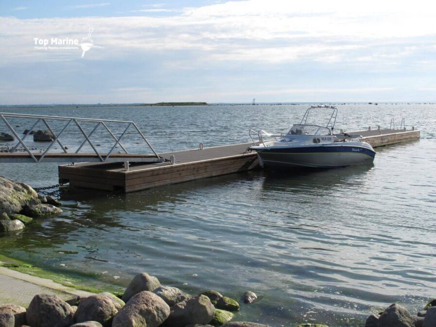 Ponttonilaituri puukannella ja käyntisillalla venesatamassa