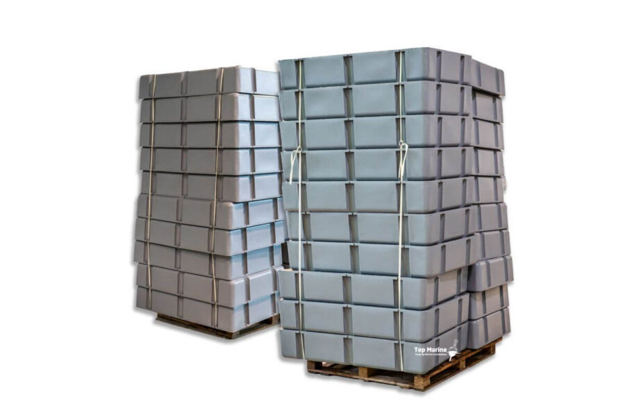 Muoviponttoonit varastoituna ja valmiina toimitukseen, 220 l ja 400 l ponttoonimallit