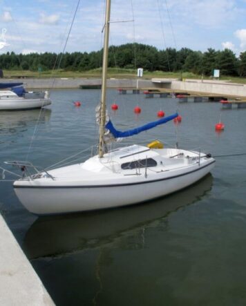 Poiju ja purjevene venesatamassa – oikein mitoitettu ankkuripaino ja kettingi