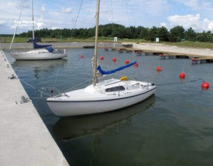 Poiju ja purjevene venesatamassa – oikein mitoitettu ankkuripaino ja kettingi