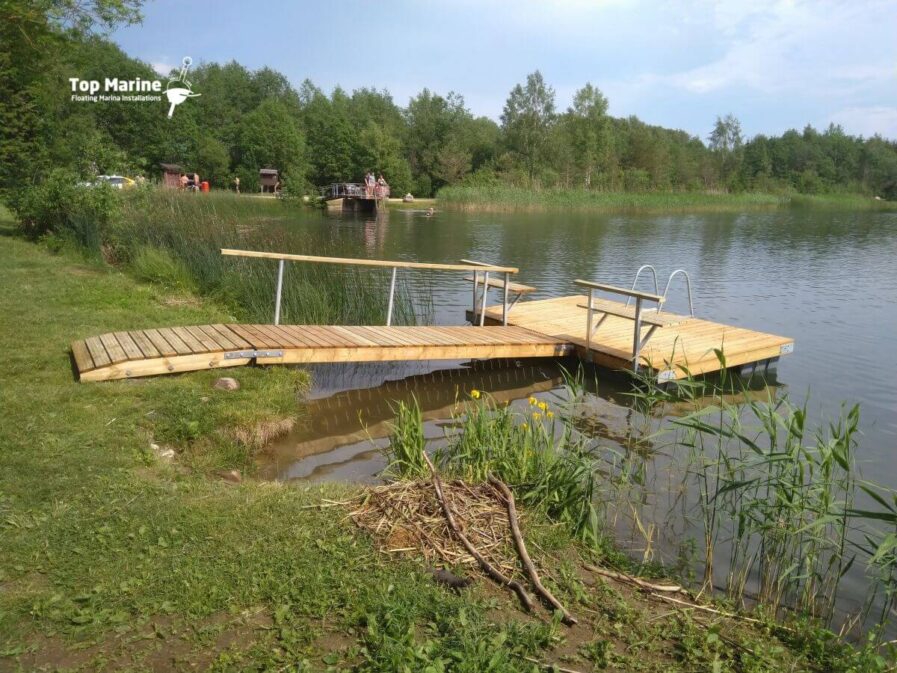 Uimalaituri muoviponttoneilla ja käyntisillalla mökkirannassa