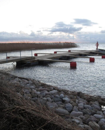 Uimalaituri muoviponttoneilla ja käyntisillalla soveltuu matalaan rantaan ja uimiseen. Laiturin hinta riippuu koosta, ponttonityypistä ja lisävarusteista.