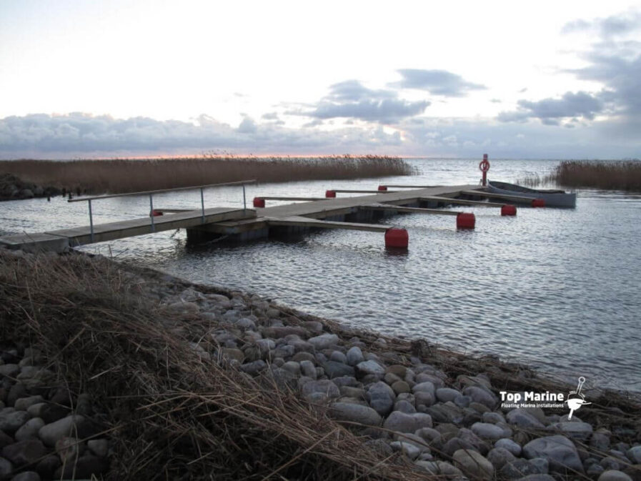 Uimalaituri muoviponttoneilla ja käyntisillalla soveltuu matalaan rantaan ja uimiseen. Laiturin hinta riippuu koosta, ponttonityypistä ja lisävarusteista.