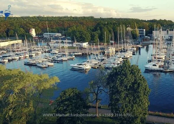 Raskaan sarjan ponttonilaiturit Kalevin pursiseuralla, ympärillä sininen meri ja vehreä ranta.