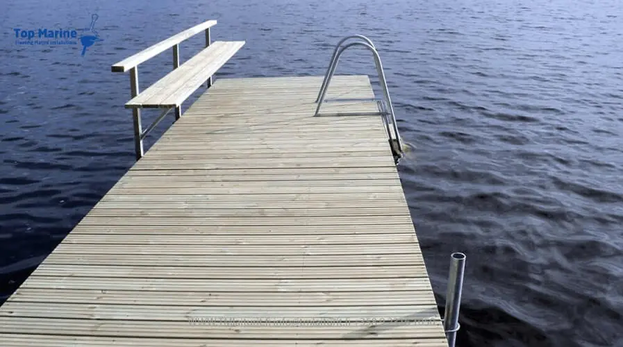 ponttonilaituri uimaportailla ja penkillä mökkirannassa