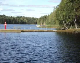 Rantalinnan laiturit törmäyssuojilla