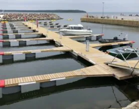 Salmistun betoniponttonilaituri käveltävällä venepuomilla