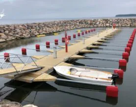 Salmistun sataman betoniponttonilaituri venepuomeilla