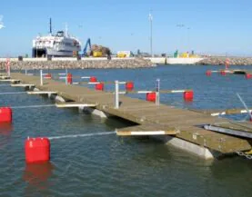 Heltermaan satama betoniponttoonilaituri venepuomilla