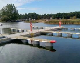 Kihnun Suarun ponttoonilaituri venepuomilla
