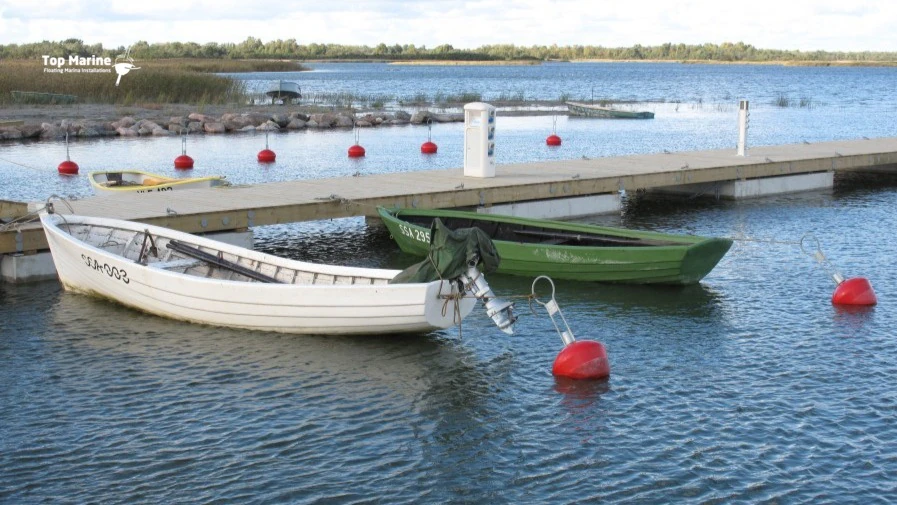 Kungla satama betoniponttonilaituri ja venepoijut ankkurointiratkaisulla
