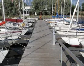 Pirita Kalevi Jahtklubi betoniponttooni laiturissa