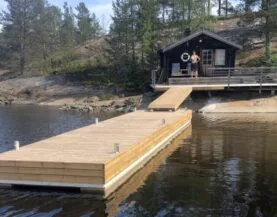 Ruotsi raskasponttonilaiturit pollareilla satamassa