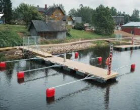 Värskan satama venelaituri venepuomilla pelastusvälineillä ja portilla