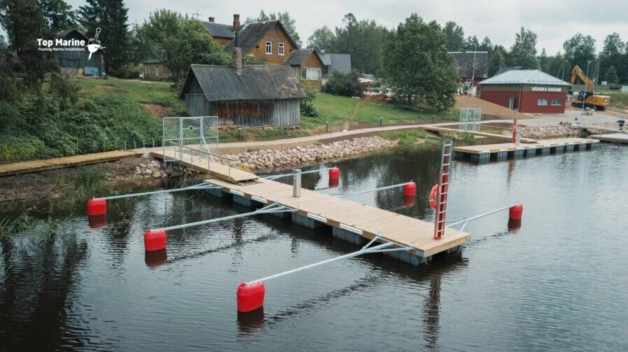 Värskan satama venelaituri venepuomilla pelastusvälineillä ja portilla