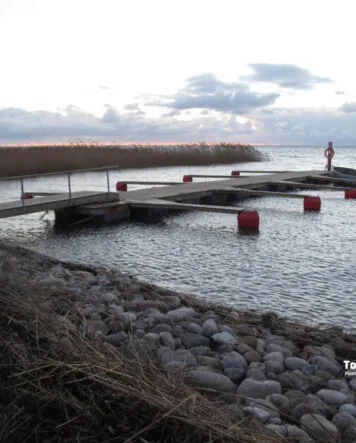 Uimalaituri muoviponttoneilla ja käyntisillalla soveltuu matalaan rantaan ja uimiseen. Laiturin hinta riippuu koosta, ponttonityypistä ja lisävarusteista.